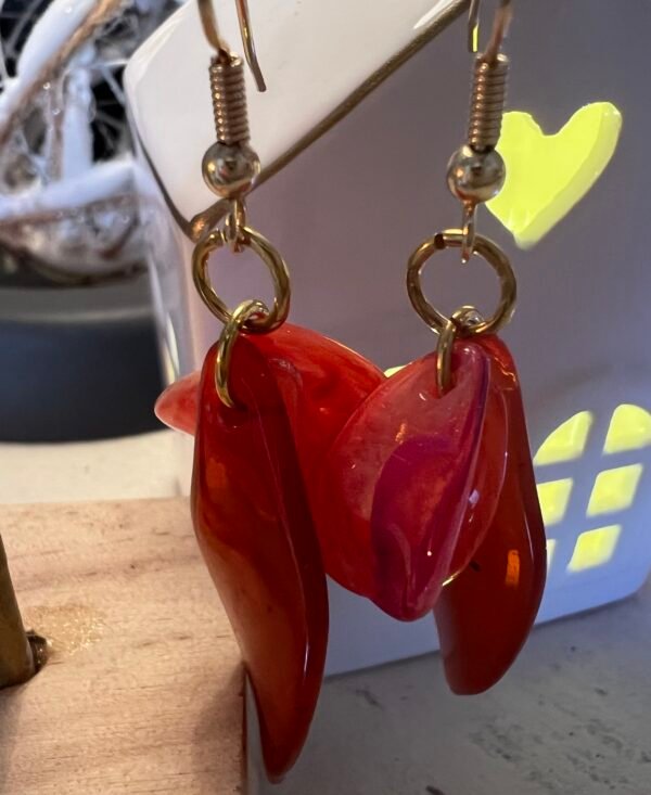 Boucles d’oreilles feuilles résine rouges