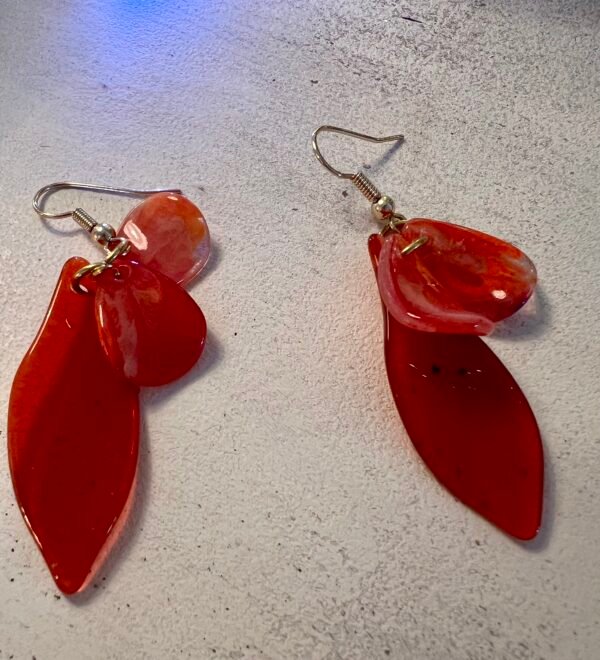 Boucles d’oreilles feuilles résine rouges