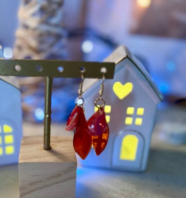 Boucles d’oreilles feuilles  résine rouges