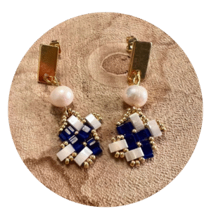 Petites boucles d'oreilles puces marine  et blanches