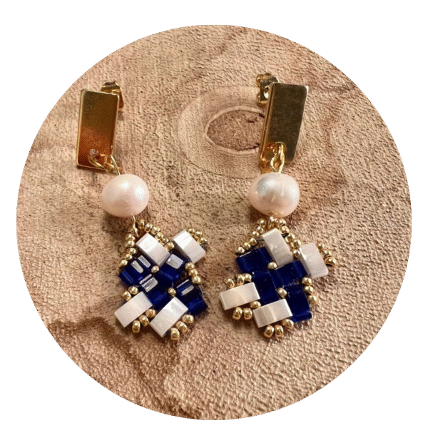 Petites boucles d'oreilles puces marine  et blanches