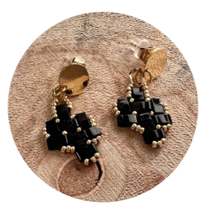 Petites boucles d'oreilles puces noires