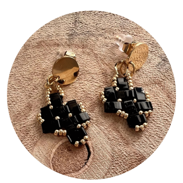 Petites boucles d'oreilles puces noires
