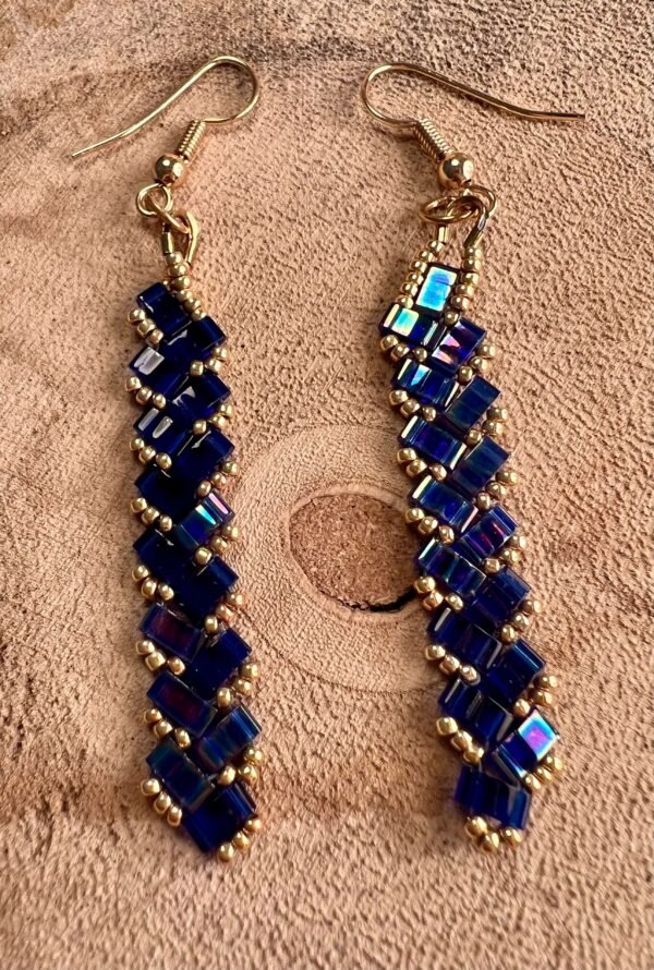Boucles d’oreilles baguettes tissées à la main bleu nuit