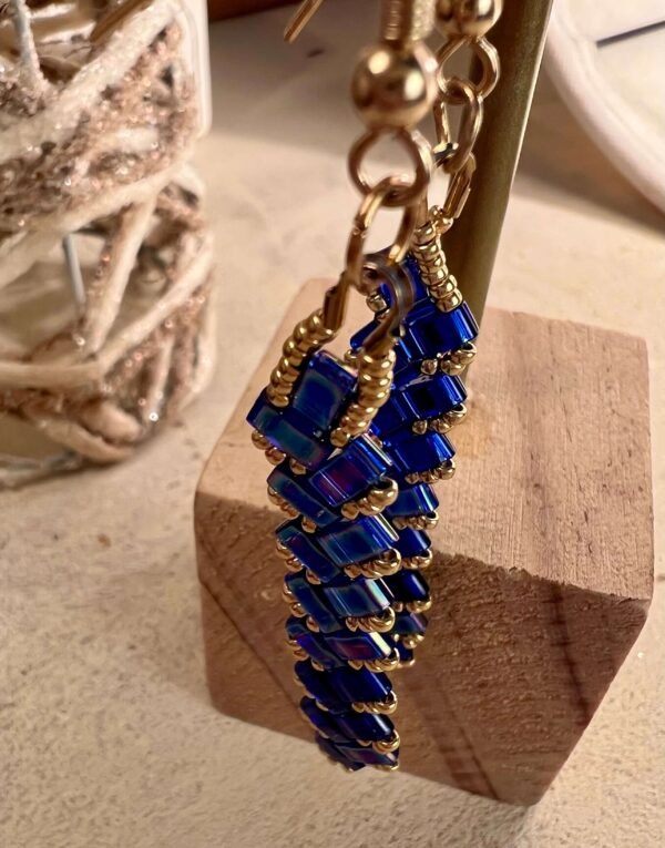 Boucles d’oreilles baguettes tissées à la main bleu nuit