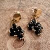 Petites boucles d'oreilles puces noires