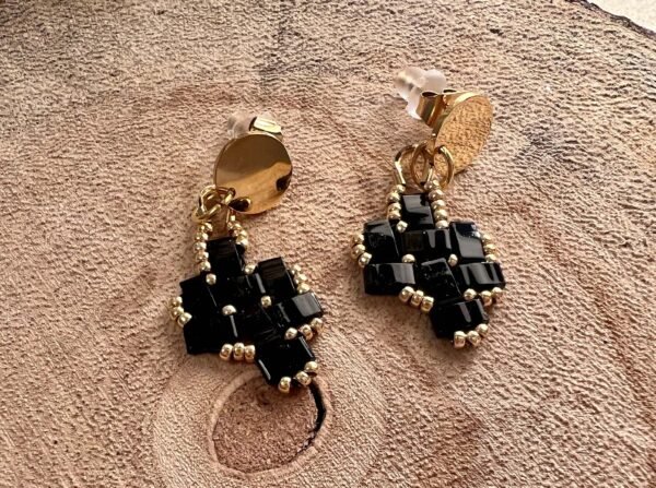 Petites boucles d'oreilles puces noires