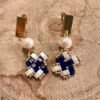 Petites boucles d'oreilles puces marine  et blanches