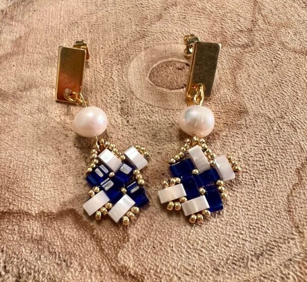 Petites boucles d'oreilles puces marine  et blanches