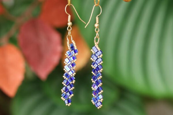 Boucles d’oreilles baguettes tissées à la main bleu nuit